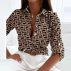 Blusa feminina cetim estampada gola solapa manga longa corte entalhado