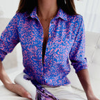 Blusa feminina cetim estampada gola solapa manga longa corte entalhado