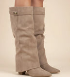 Botas femininas slouch cano alto bico fino com detalhe de fivela