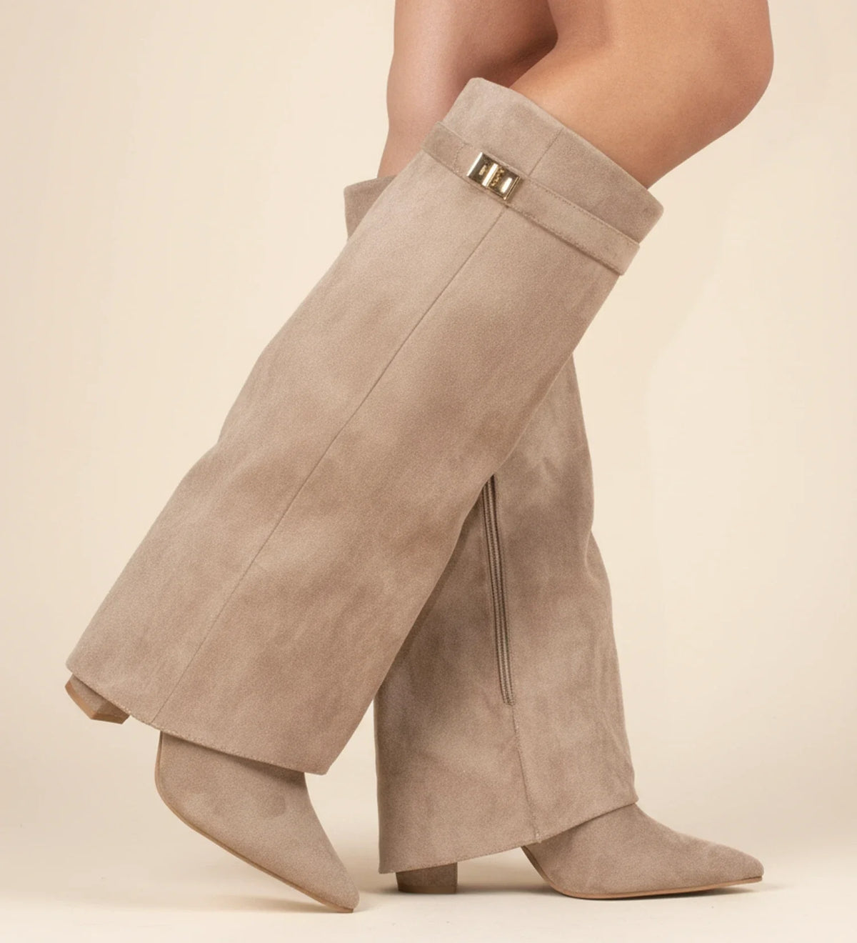 Botas femininas slouch cano alto bico fino com detalhe de fivela