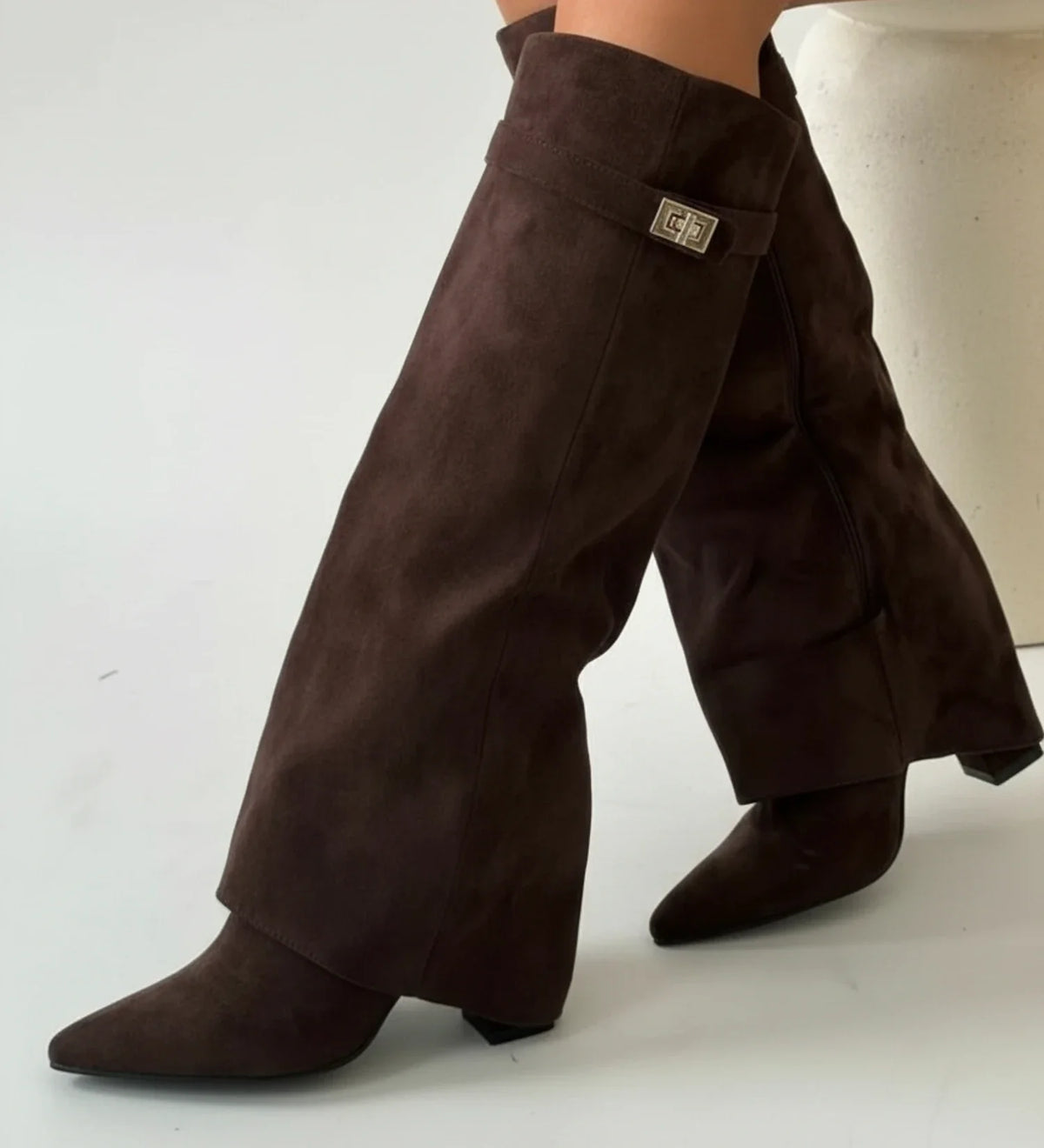 Botas femininas slouch cano alto bico fino com detalhe de fivela