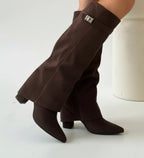 Botas femininas slouch cano alto bico fino com detalhe de fivela