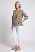 Blusa feminina floral decote V manga três quartos caimento solto
