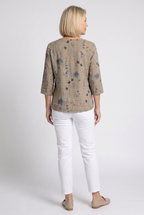 Blusa feminina floral decote V manga três quartos caimento solto
