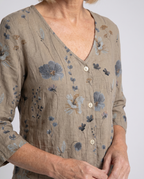 Blusa feminina floral decote V manga três quartos caimento solto