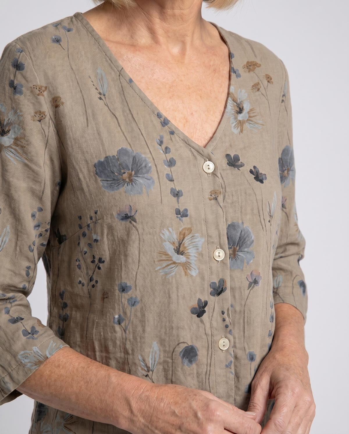 Blusa feminina floral decote V manga três quartos caimento solto
