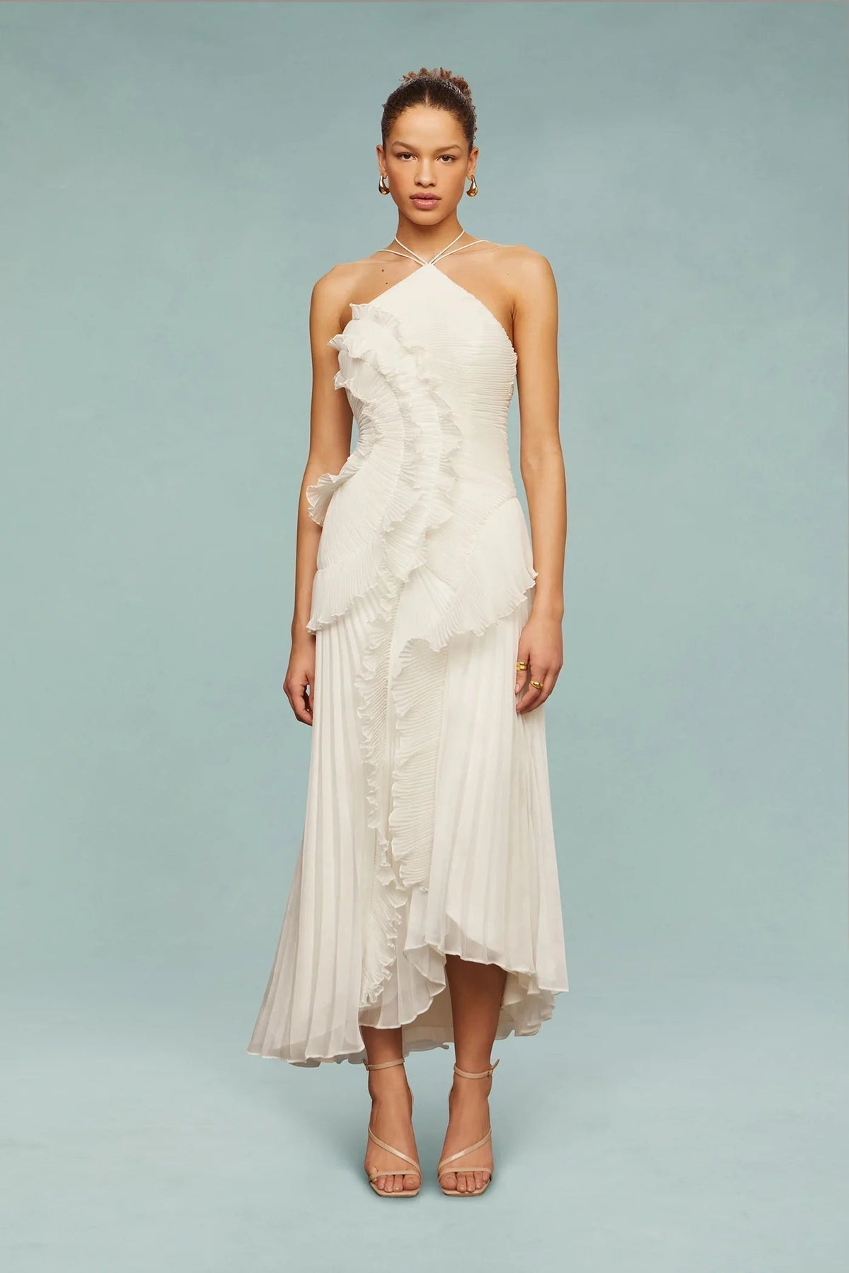 Vestido longo de cerimónia com folhos horizontais e decote halter, comprimento maxi