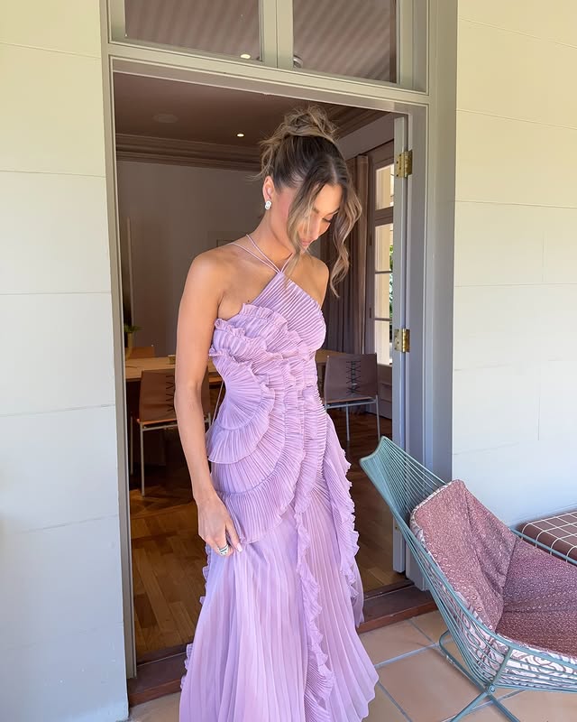 Vestido longo de cerimónia com folhos horizontais e decote halter, comprimento maxi